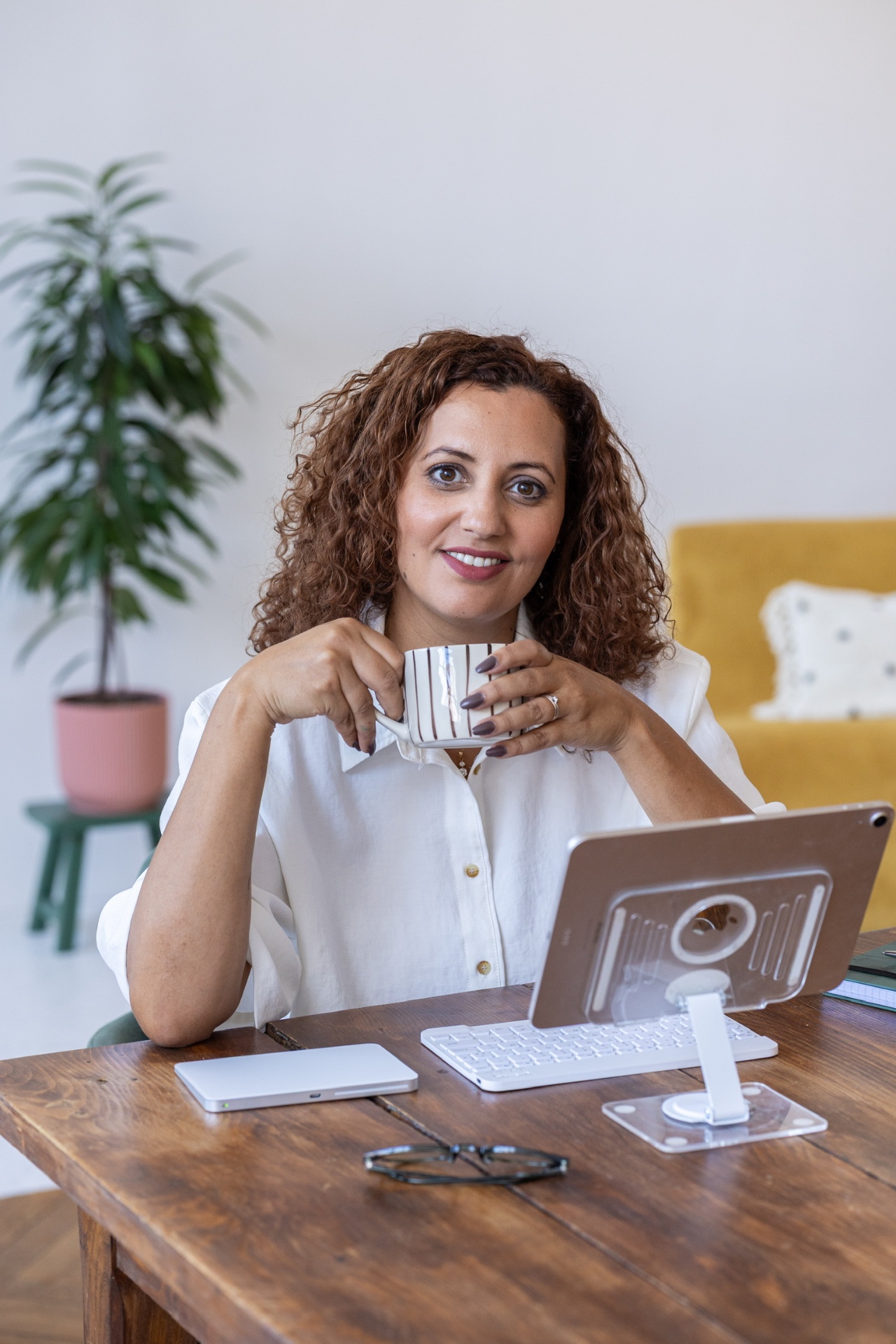 La fondatrice de Fertilience, tasse à la main, prête à écouter