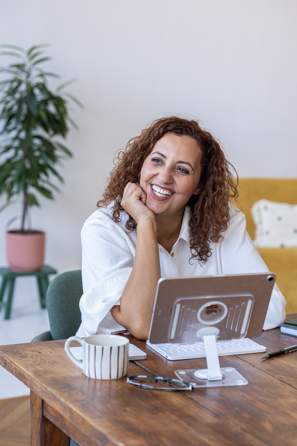 La fondatrice de Fertilience, souriante, à son bureau avec une tablette